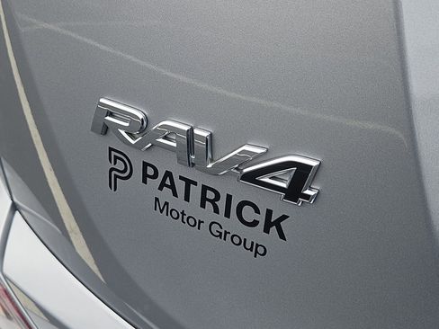 Used 2017 Toyota RAV4 LE image 5