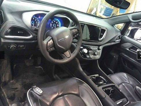 Used 2025 Chrysler Pacifica Limited image 8