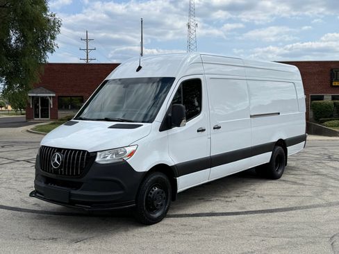Used 2021 Mercedes-Benz Sprinter 4500 image 3