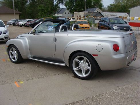 Used 2004 Chevrolet SSR w/ Preferred Equipment Group image 24