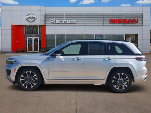 Used 2024 Jeep Grand Cherokee Overland AWD/4WD image 3