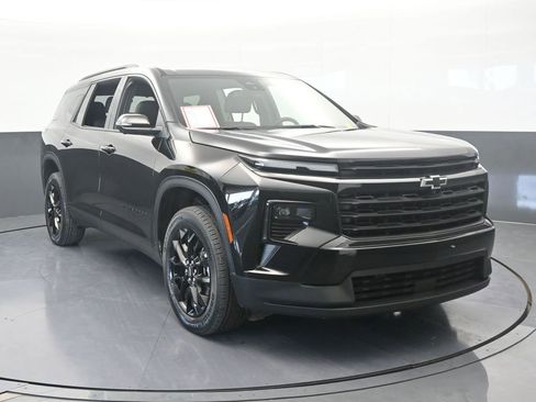 Used 2025 Chevrolet Traverse LT w/ Midnight/Sport Edition image 9