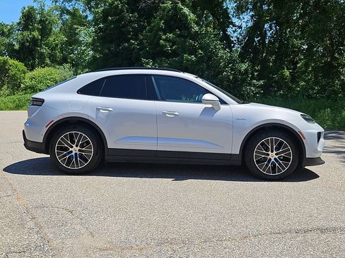 Certified 2025 Porsche Macan 4 Electric AWD/4WD image 8