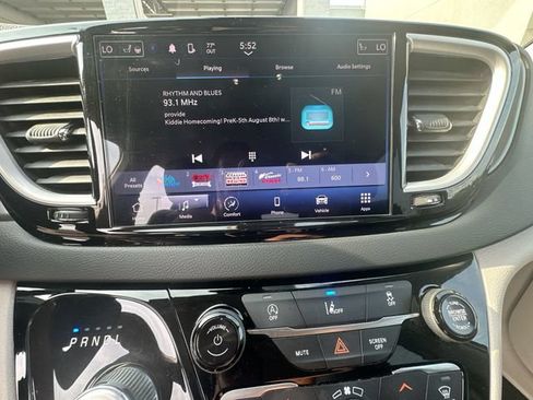Certified 2022 Chrysler Pacifica Touring-L FWD image 18