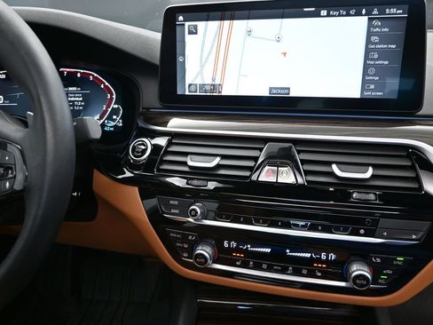 Used 2023 BMW 530e xDrive w/ Convenience Package image 28