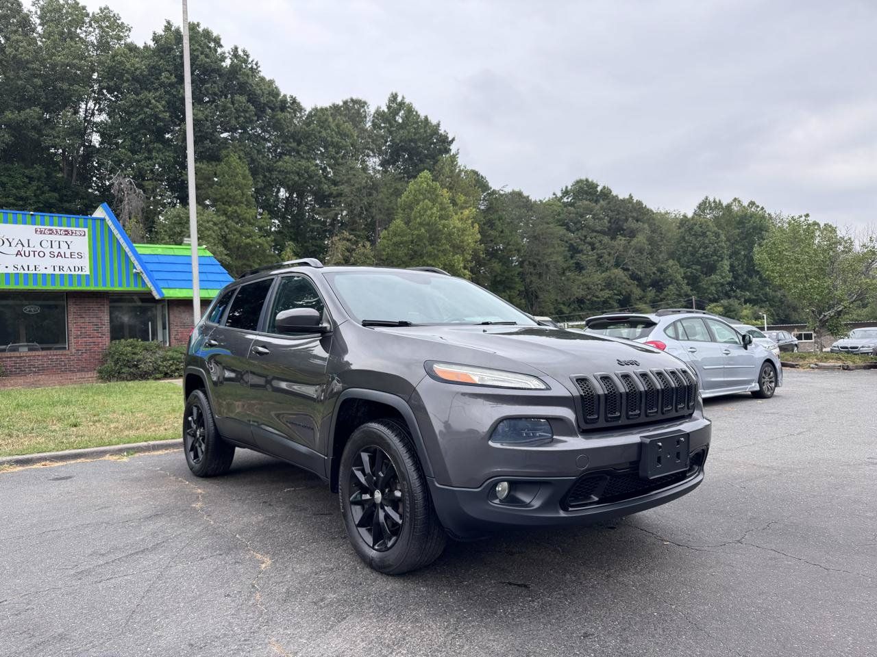Used 2014 Jeep Cherokee Latitude w/ Cold Weather Group AWD/4WD image 3