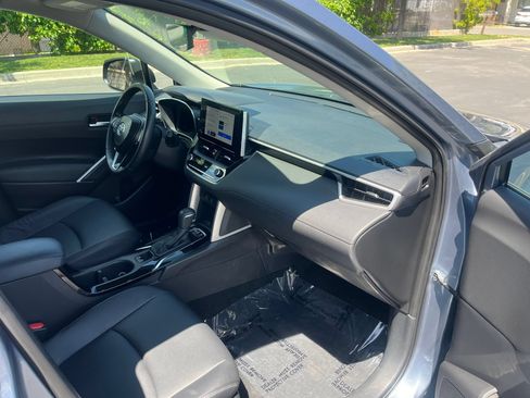 Used 2025 Toyota Corolla Cross XLE FWD image 28