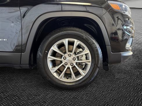 Used 2022 Jeep Cherokee Latitude Lux w/ Mopar Interior Package AWD/4WD image 11