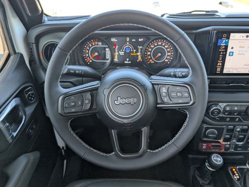Used 2025 Jeep Gladiator Mojave AWD/4WD image 15
