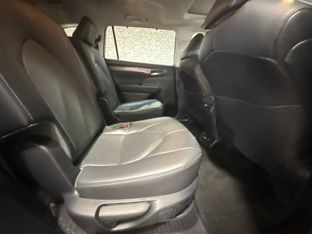 Used 2023 Toyota Highlander Limited FWD image 13
