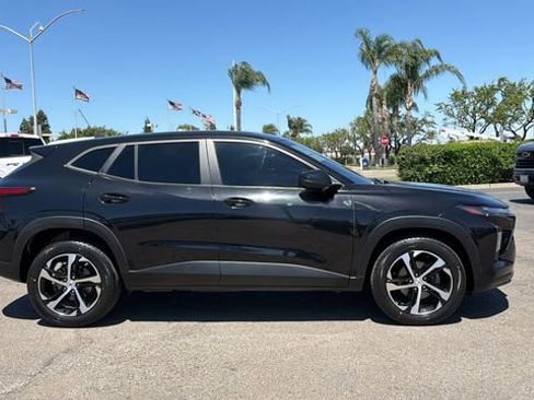 Used 2024 Chevrolet Trax RS w/ Sunroof Package FWD image 2