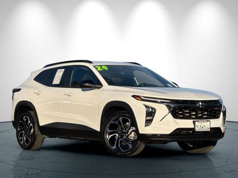 Used 2024 Chevrolet Trax RS w/ Driver Confidence Package image 2