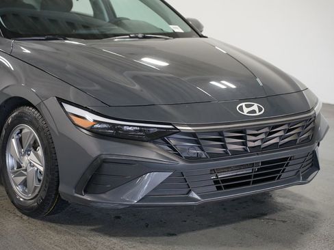 Used 2024 Hyundai Elantra SE image 4