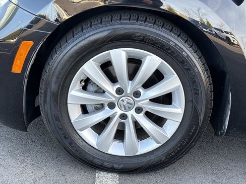 Used 2018 Volkswagen Beetle 2.0T S FWD image 8