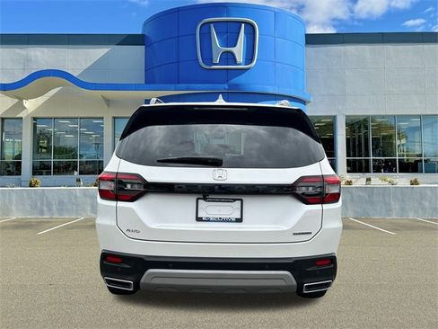 Used 2025 Honda Pilot Touring image 3
