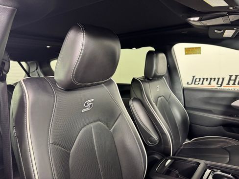 Used 2025 Chrysler Pacifica Limited image 33