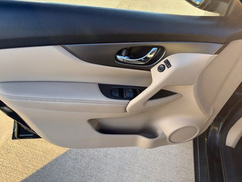 Used 2016 Nissan Rogue SV image 11