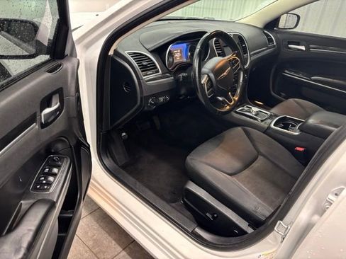 Used 2018 Chrysler 300 Touring w/ Chrome Appearance Package RWD image 10