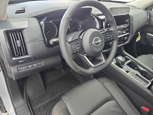 New 2025 Nissan Pathfinder SL image 18