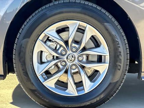 Certified 2024 Toyota Sienna XLE FWD image 26