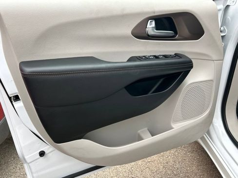 Used 2018 Chrysler Pacifica Touring-L Plus w/ Advanced Safetytec Group FWD image 5