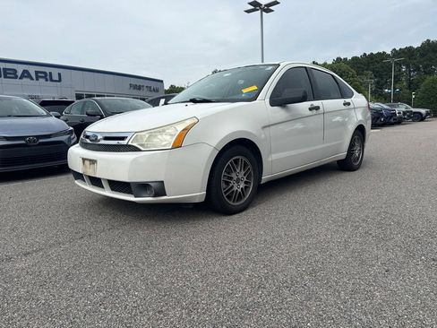 Used 2010 Ford Focus SE FWD image 2