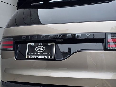 New 2025 Land Rover Discovery Dynamic SE image 9