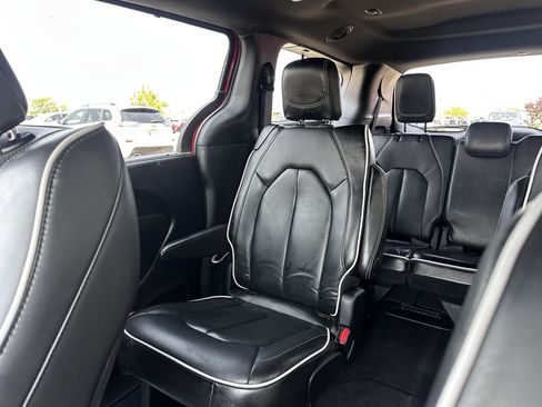 Used 2025 Chrysler Pacifica Limited FWD image 12