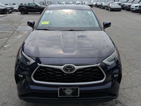 Used 2024 Toyota Highlander LE AWD/4WD image 3