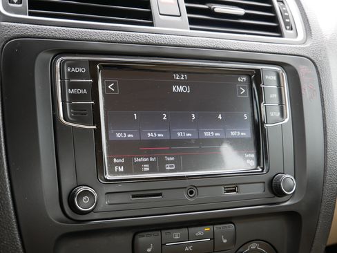 Used 2013 Volkswagen Jetta SE image 22