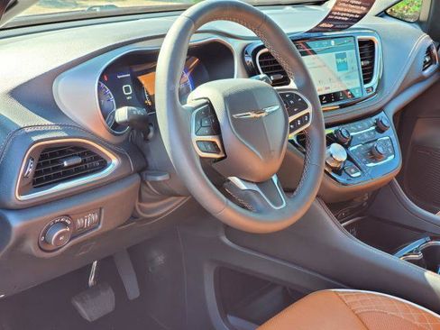 Used 2024 Chrysler Pacifica Pinnacle AWD/4WD image 9