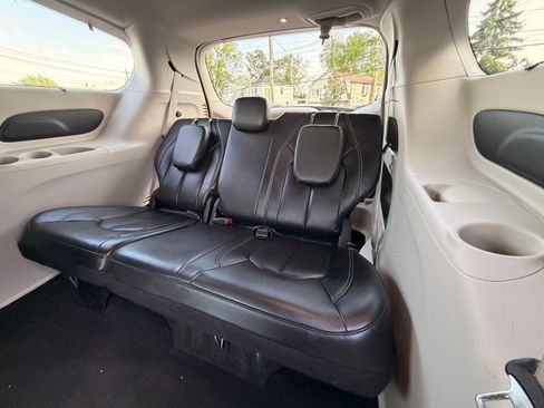 Used 2022 Chrysler Pacifica Touring-L FWD image 27
