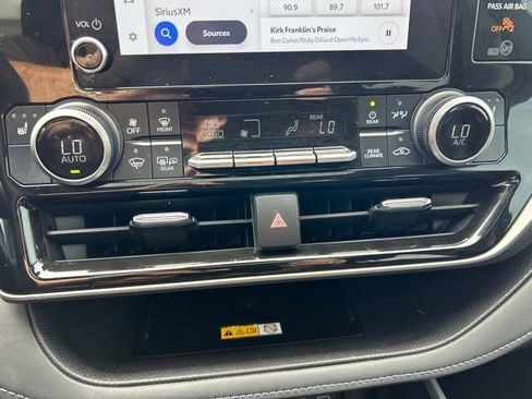 Used 2024 Toyota Highlander XLE AWD/4WD image 19