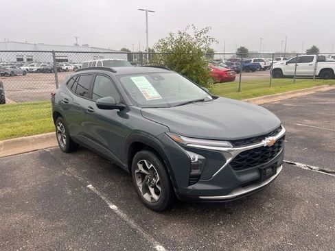 Used 2025 Chevrolet Trax LT FWD image 1