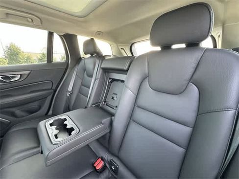 Used 2025 Volvo V60 B5 Cross Country Plus image 18