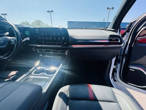 Used 2024 Chevrolet Traverse RS image 32