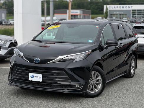 Certified 2025 Toyota Sienna XLE w/ XLE Plus Package AWD/4WD image 1