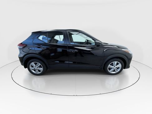 Used 2022 Nissan Kicks S image 9