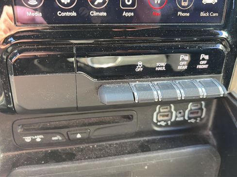 Used 2019 RAM 1500 Laramie AWD/4WD image 16
