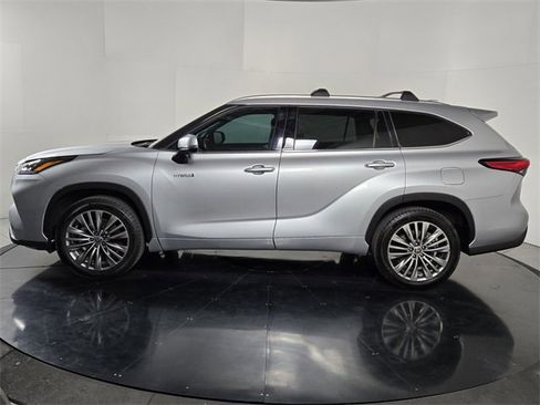 Used 2021 Toyota Highlander Platinum image 3