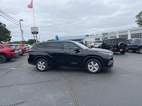 Used 2024 Toyota Highlander LE FWD image 3