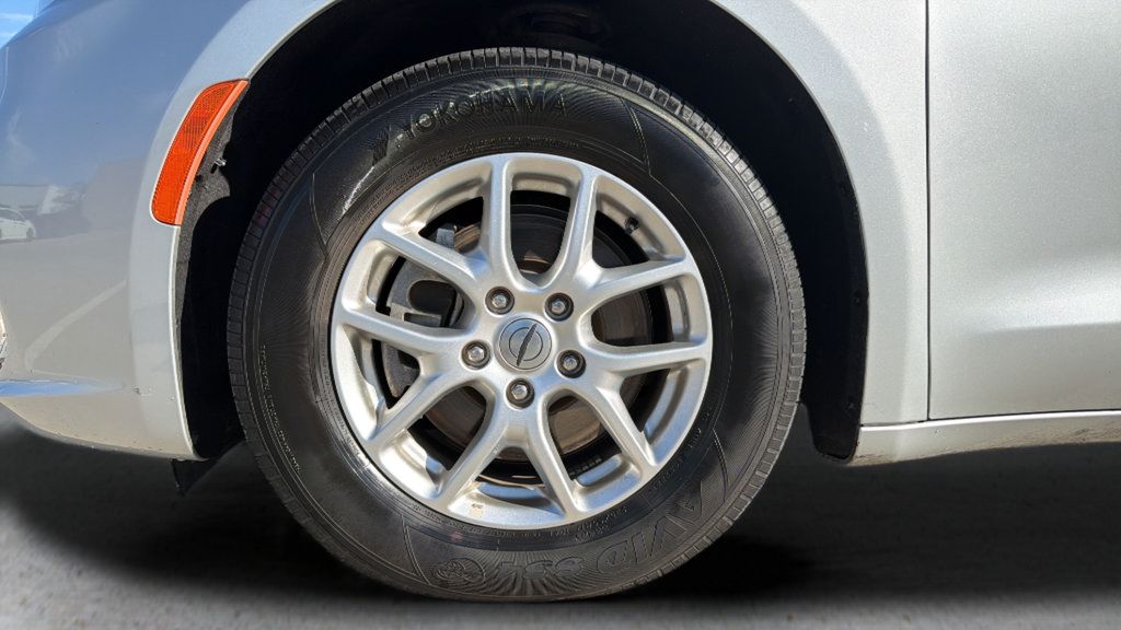 Used 2024 Chrysler Pacifica Touring-L FWD image 14