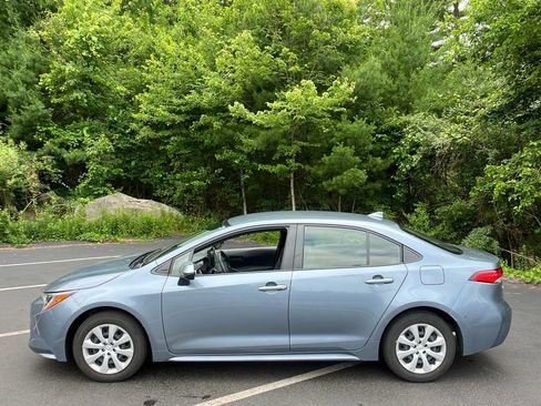 Used 2023 Toyota Corolla LE FWD image 2