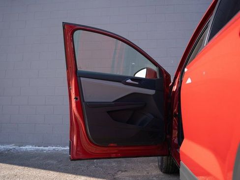 Certified 2024 Volkswagen Taos SE image 15