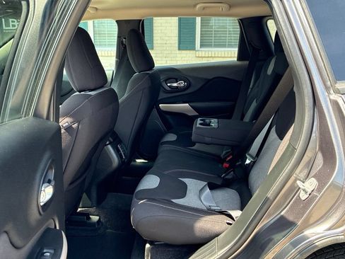 Used 2018 Jeep Cherokee Latitude w/ Altitude Package FWD image 32