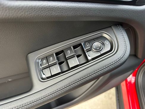 Used 2026 Porsche Macan AWD/4WD image 21