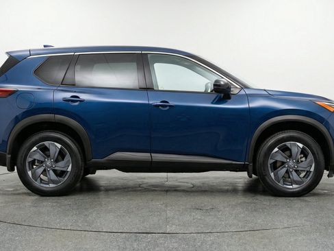 Used 2025 Nissan Rogue SV FWD image 11