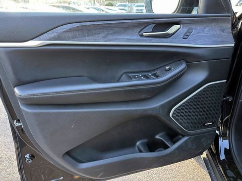 Used 2023 Jeep Grand Cherokee L Limited w/ Luxury Tech Group II image 17