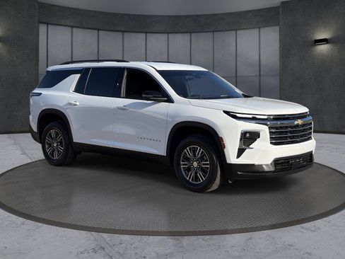 Certified 2024 Chevrolet Traverse LT w/ Trailering Package FWD image 8