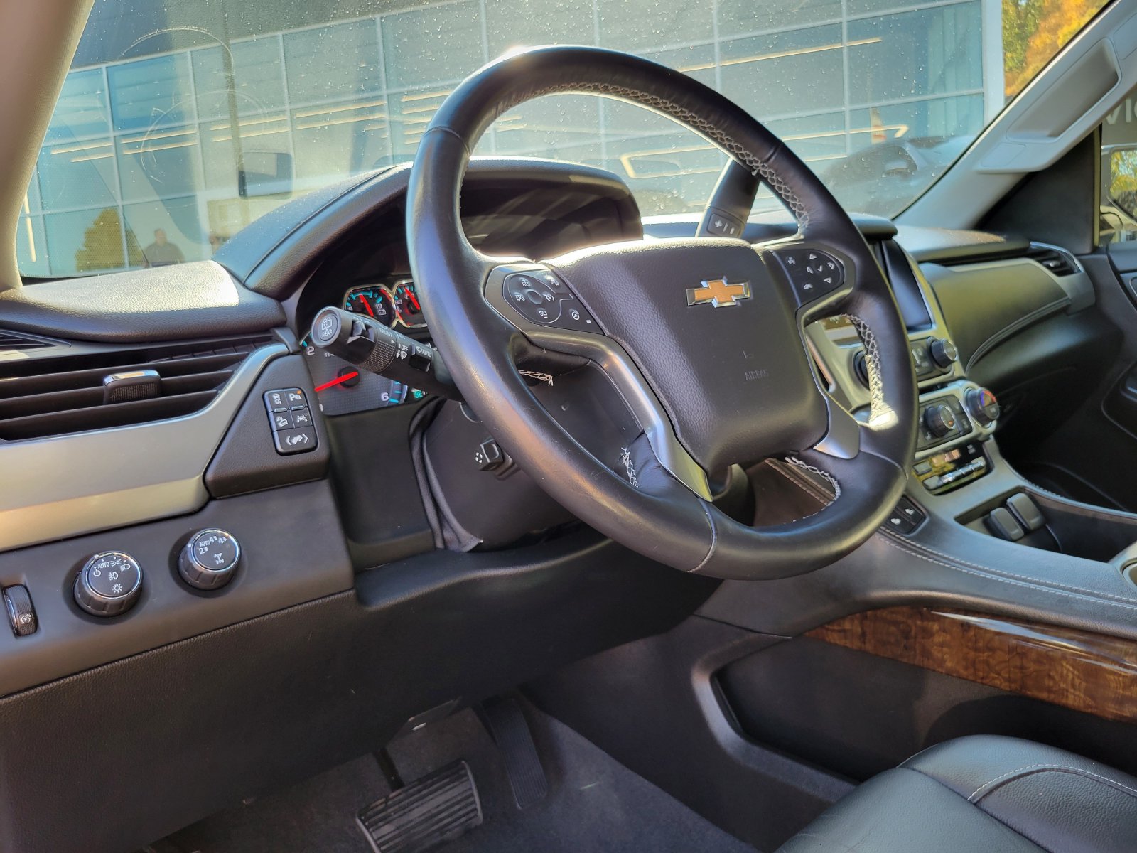 Used 2019 Chevrolet Suburban LT w/ Luxury Package AWD/4WD image 11
